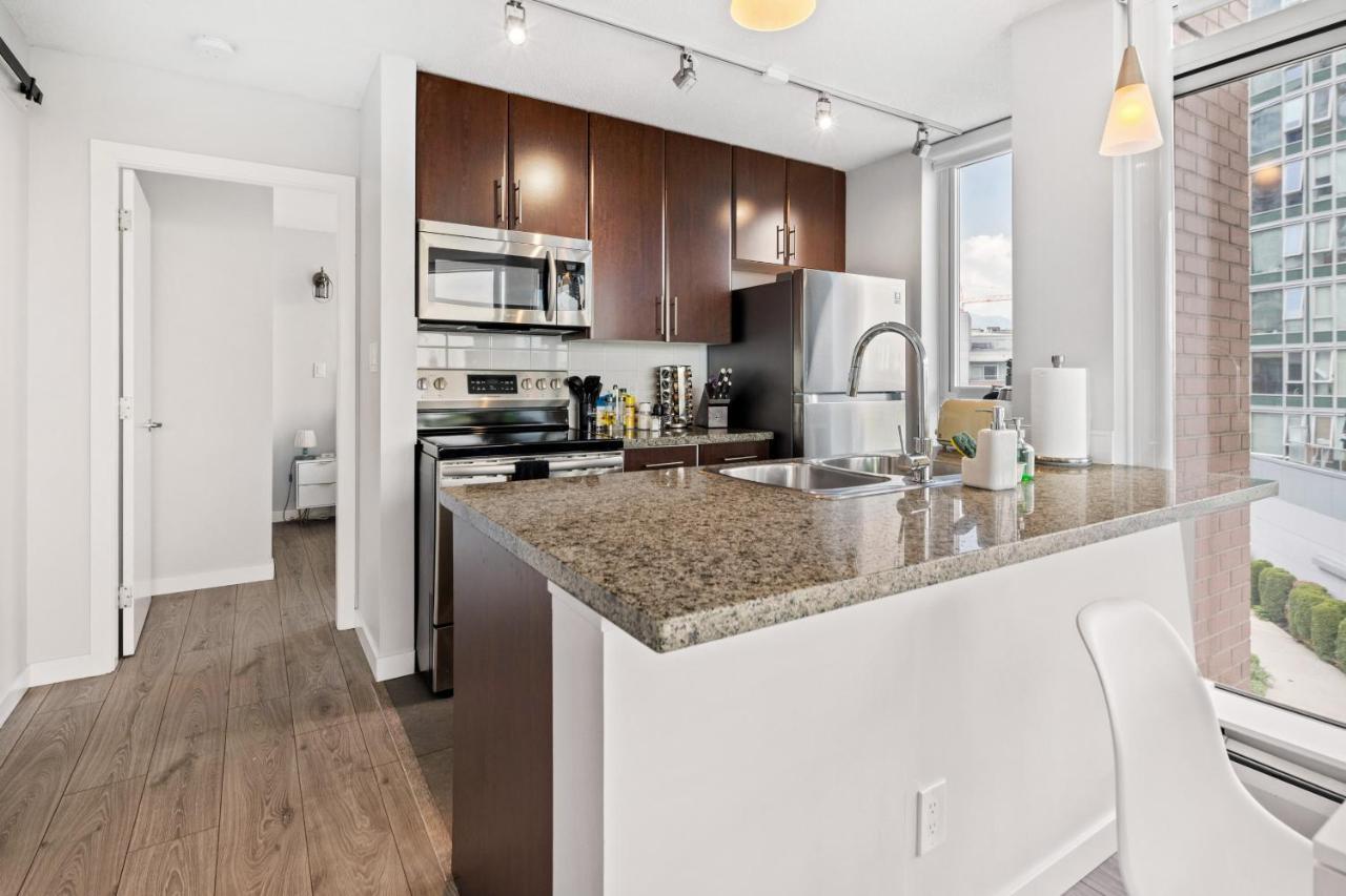 Gardenview Modern Condo With Parking, Gym, Pool, Ac Vancouver Esterno foto