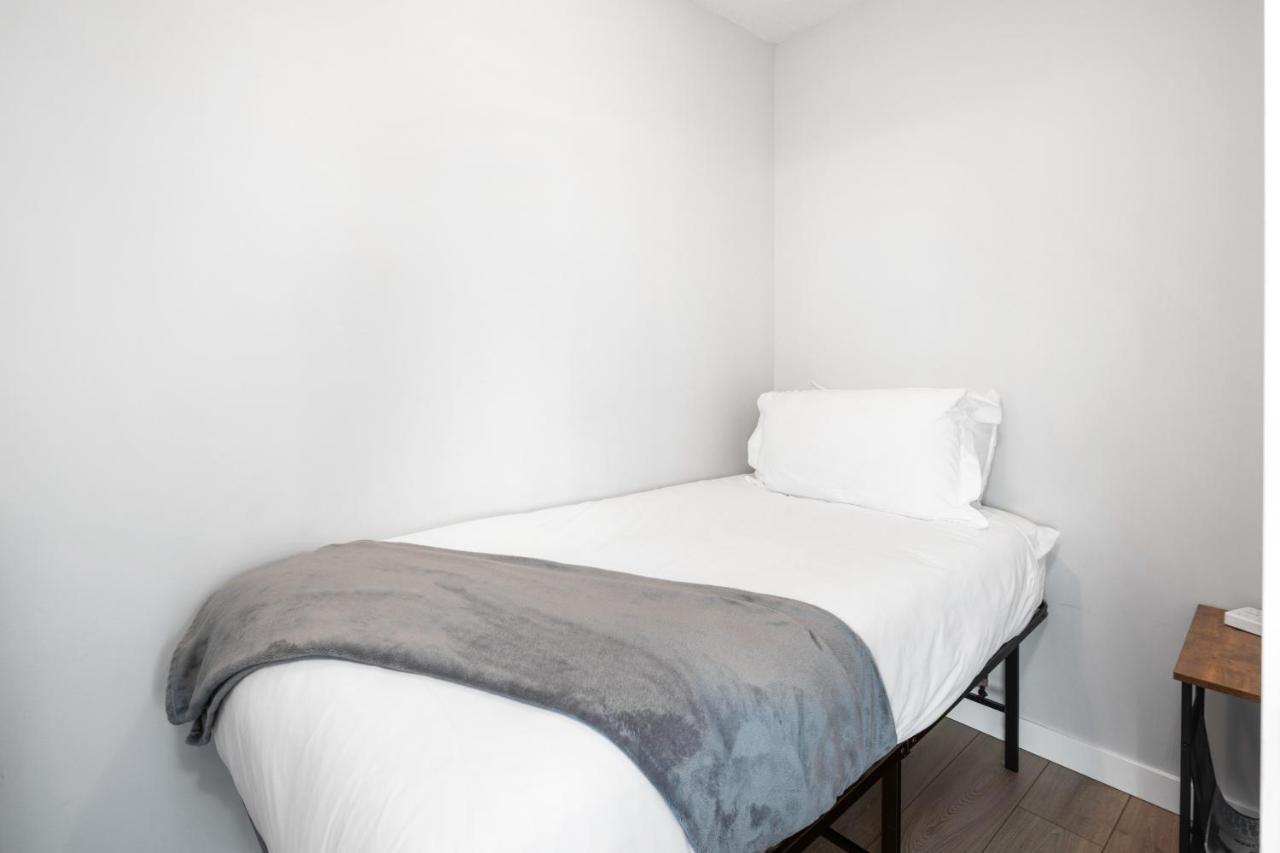 Gardenview Modern Condo With Parking, Gym, Pool, Ac Vancouver Esterno foto